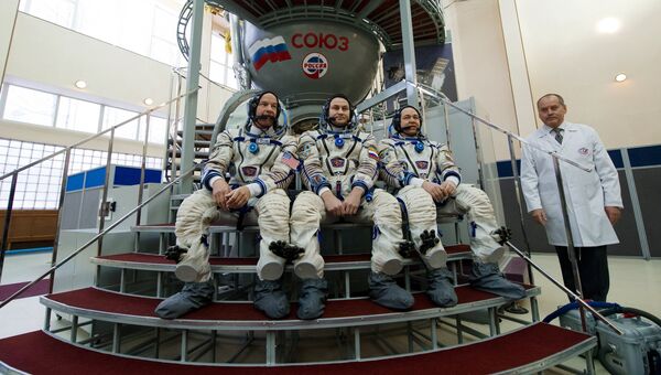Члены основного экипажа МКС-47/48 астронавт НАСА Джеффри Уилльямс, космонавты Роскосмоса Алексей Овчинин и Олег Скрипочка на комплексных экзаменационных тренировках Члены основного экипажа МКС-47/48 астронавт НАСА Джеффри Уилльямс, космонавты Роскосмоса Алексей Овчинин и Олег Скрипочка на комплексных экзаменационных тренировках