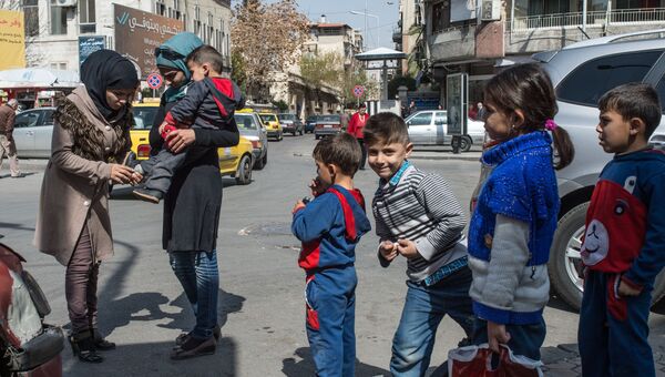 Жители Дамаска на улицах города в первый день перемирия Жители Дамаска на улицах города в первый день перемирия