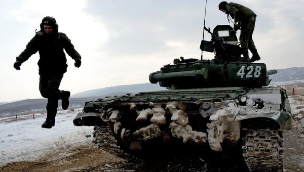 Экипаж танка Т-72 во время выполнения боевого упражнения на соревнованиях по танковому биатлону на Сергеевском полигоне Восточного военного округа в Приморском крае Экипаж танка Т-72 во время выполнения боевого упражнения на соревнованиях по танковому биатлону на Сергеевском полигоне Восточного военного округа в Приморском крае
