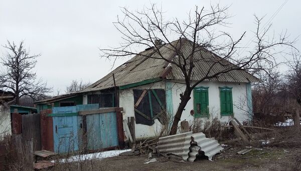 Брошенный дом в деревне на Донбассе. Архивное фото Брошенный дом в деревне на Донбассе. Архивное фото