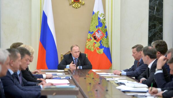 Президент России Владимир Путин проводит совещание с членами кабинета министров РФ в Кремле. Архивное фото Президент России Владимир Путин проводит совещание с членами кабинета министров РФ в Кремле. Архивное фото