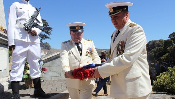Экипаж судна ВМФ РФ Адмирал Владимирский возложил цветы к могиле русских моряков в ЮАР Экипаж судна ВМФ РФ Адмирал Владимирский возложил цветы к могиле русских моряков в ЮАР