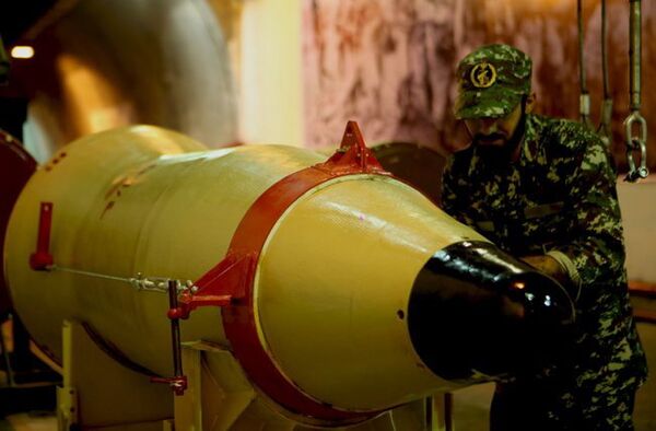 Военнослужащий проверяет баллистическую ракету перед тестовыми испытаниями в Иране Военнослужащий проверяет баллистическую ракету перед тестовыми испытаниями в Иране