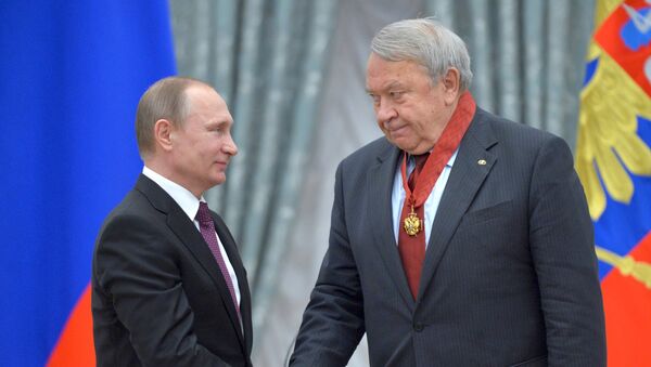 резидент России Владимир Путин (слева) и президент Российской академии наук (РАН) Владимир Фортов на церемонии вручения государственных наград и присвоения почетных званий в Екатерининском зале Кремля резидент России Владимир Путин (слева) и президент Российской академии наук (РАН) Владимир Фортов на церемонии вручения государственных наград и присвоения почетных званий в Екатерининском зале Кремля
