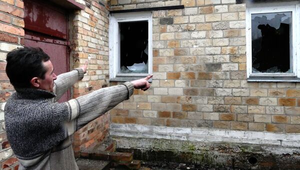 Местный житель показывает разрушения своего дома в поселке Зайцево под Горловкой. Архивное фото Местный житель показывает разрушения своего дома в поселке Зайцево под Горловкой. Архивное фото