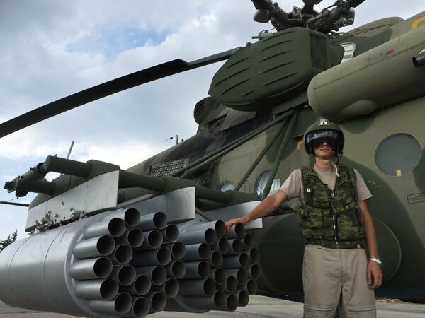 Летчик у российского транспортно-штурмового вертолета МИ-8АМШТ на аэродроме Хмеймим в Сирии Летчик у российского транспортно-штурмового вертолета МИ-8АМШТ на аэродроме Хмеймим в Сирии
