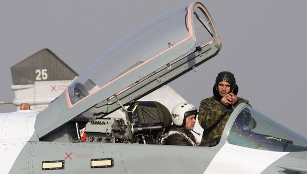 Осмотр летчиком боевого истребителя Миг-29СМТ в аэропорту Чкаловский. Архивное фото Осмотр летчиком боевого истребителя Миг-29СМТ в аэропорту Чкаловский. Архивное фото