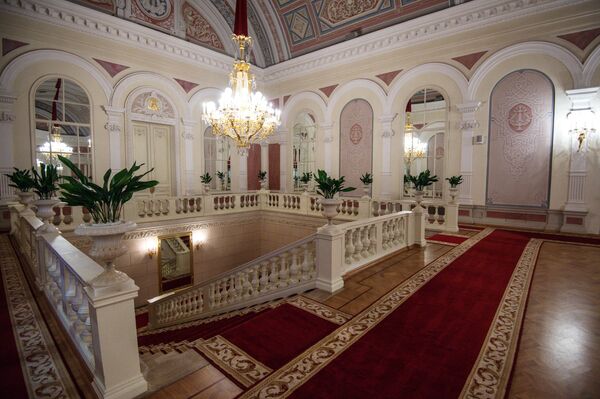 Внутреннее убранство фойе Государственного Академического Большого театра в Москве Внутреннее убранство фойе Государственного Академического Большого театра в Москве
