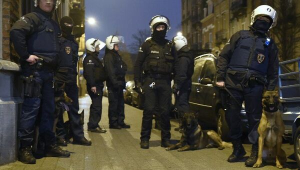 Полиция Бельгии во время спецоперации в брюссельском Моленбеке. Архивное фото Полиция Бельгии во время спецоперации в брюссельском Моленбеке. Архивное фото