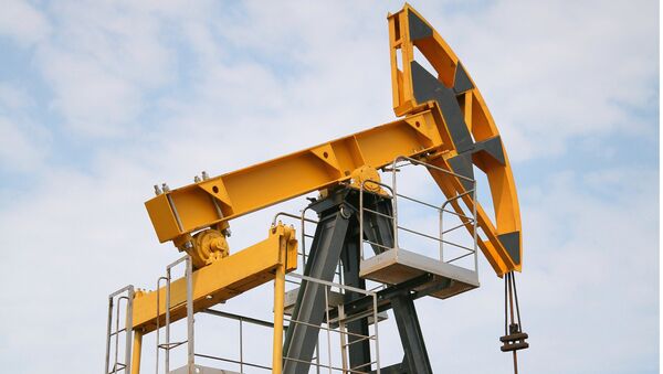 Штанговый насос на нефтяной скважине. Архивное фото Штанговый насос на нефтяной скважине. Архивное фото