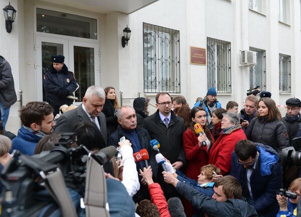 Российские адвокаты Марк Фейгин и Николай Полозов гражданки Украины Надежды Савченко, обвиняемой обвиняемая по делу о гибели российских журналистов в Донбассе, у здания Донецкого областного суда Российские адвокаты Марк Фейгин и Николай Полозов гражданки Украины Надежды Савченко, обвиняемой обвиняемая по делу о гибели российских журналистов в Донбассе, у здания Донецкого областного суда