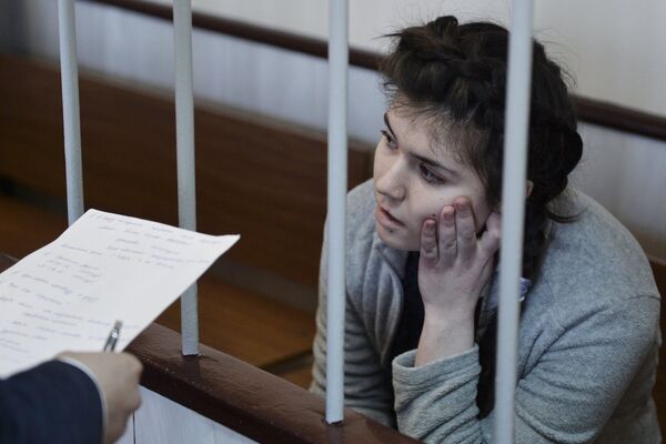 Студентка МГУ Варвара Караулова, обвиняемая в попытке участия в деятельности ИГ, в зале Лефортовского суда Москвы Студентка МГУ Варвара Караулова, обвиняемая в попытке участия в деятельности ИГ, в зале Лефортовского суда Москвы