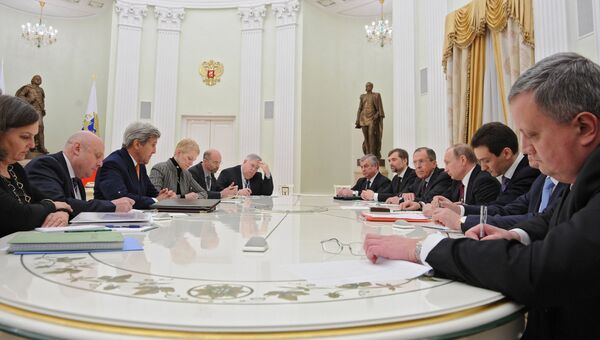 Президент России Владимир Путин и государственный секретарь США Джон Керри во время встречи в Москве. 24 марта 2016 Президент России Владимир Путин и государственный секретарь США Джон Керри во время встречи в Москве. 24 марта 2016