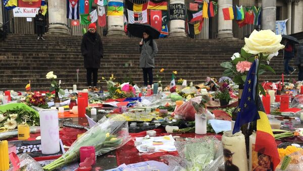 Цветы возле метро в Брюсселе, где был совершен теракт. 25 марта 2016 Цветы возле метро в Брюсселе, где был совершен теракт. 25 марта 2016