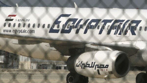 Самолет A320 компании EgyptAir в аэропорту Ларнаки, Кипр Самолет A320 компании EgyptAir в аэропорту Ларнаки, Кипр