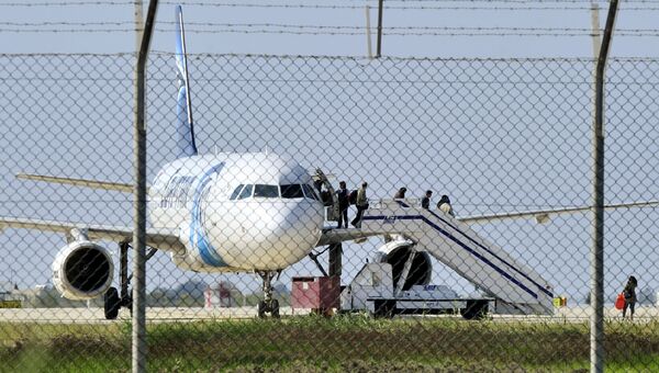 Самолет A320 компании EgyptAir в аэропорту Ларнаки, Кипр Самолет A320 компании EgyptAir в аэропорту Ларнаки, Кипр