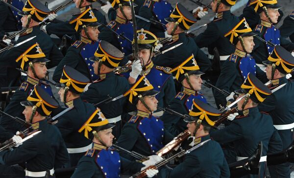 Военнослужащие роты специального караула Президентского полка выступают на закрытии международного военно-музыкального фестиваля Спасская башня 2011 на Красной площади в Москве Военнослужащие роты специального караула Президентского полка выступают на закрытии международного военно-музыкального фестиваля Спасская башня 2011 на Красной площади в Москве