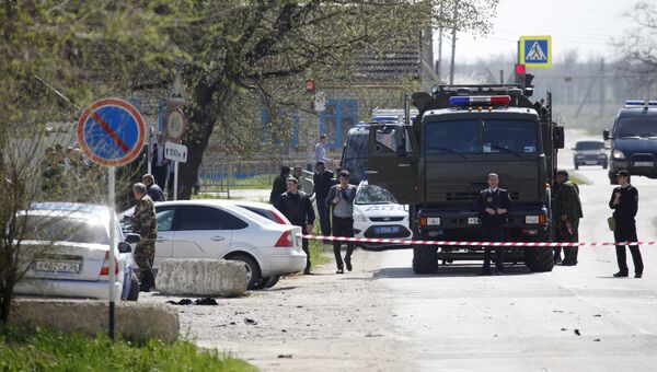 Сотрудники полиции на месте взрыва у здания ОВД в Ставропольском крае Сотрудники полиции на месте взрыва у здания ОВД в Ставропольском крае