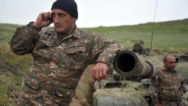 Военнослужащий армии обороны Нагорного Карабаха на первой линии обороны Военнослужащий армии обороны Нагорного Карабаха на первой линии обороны