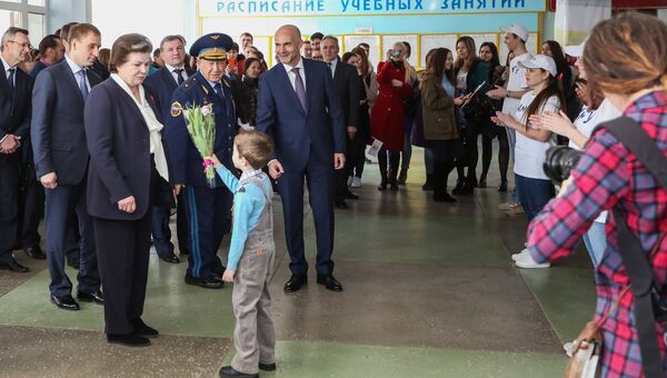 Встреча Валентины Терешковой и Алексея Леонова со школьниками и студентами в Благовещенске Встреча Валентины Терешковой и Алексея Леонова со школьниками и студентами в Благовещенске