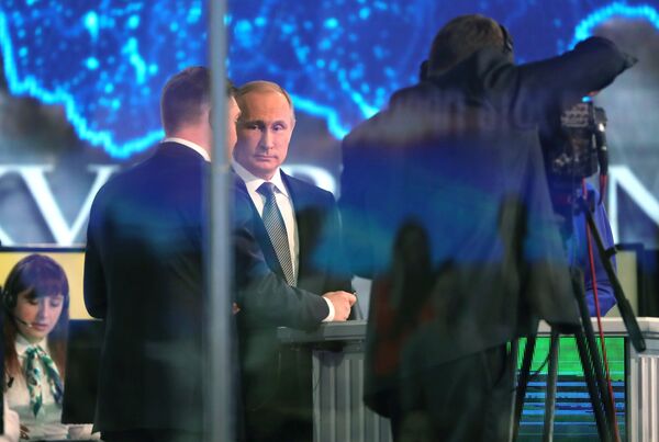 Президент России Владимир Путин отвечает на вопросы россиян в студии Гостиного двора во время ежегодной специальной программы Прямая линия с Владимиром Путиным Президент России Владимир Путин отвечает на вопросы россиян в студии Гостиного двора во время ежегодной специальной программы Прямая линия с Владимиром Путиным