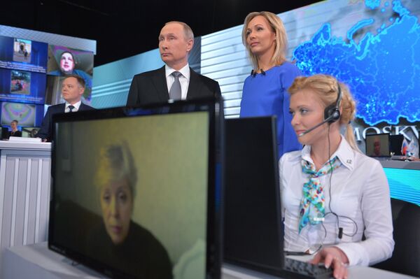 Президент России Владимир Путин отвечает на вопросы россиян в студии Гостиного двора во время ежегодной специальной программы Прямая линия с Владимиром Путиным Президент России Владимир Путин отвечает на вопросы россиян в студии Гостиного двора во время ежегодной специальной программы Прямая линия с Владимиром Путиным