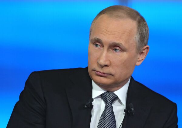 Президент России Владимир Путин отвечает на вопросы россиян в студии Гостиного двора во время ежегодной специальной программы Прямая линия с Владимиром Путиным Президент России Владимир Путин отвечает на вопросы россиян в студии Гостиного двора во время ежегодной специальной программы Прямая линия с Владимиром Путиным