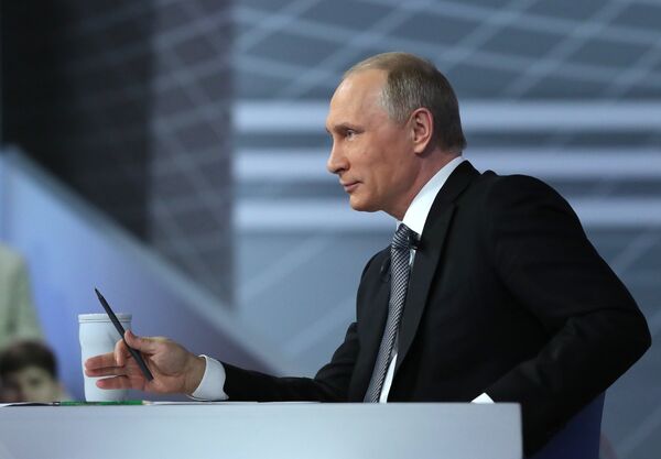 Президент России Владимир Путин отвечает на вопросы россиян в студии Гостиного двора во время ежегодной специальной программы Прямая линия с Владимиром Путиным Президент России Владимир Путин отвечает на вопросы россиян в студии Гостиного двора во время ежегодной специальной программы Прямая линия с Владимиром Путиным