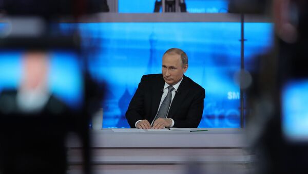 Прямая линия с президентом РФ В. Путиным. Архивное фото Прямая линия с президентом РФ В. Путиным. Архивное фото