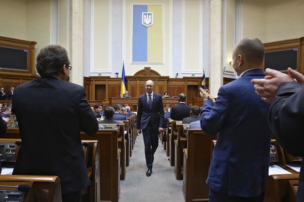 Бывший премьер-министр Украины Арсений Яценюк (в центре) на заседании Верховной рады Украины в Киеве. 14 апреля 2016 года Бывший премьер-министр Украины Арсений Яценюк (в центре) на заседании Верховной рады Украины в Киеве. 14 апреля 2016 года