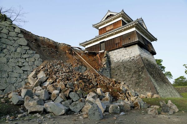 Поврежденная в результате землетрясения стена замка Кумамото в Японии. Апрель 2016 Поврежденная в результате землетрясения стена замка Кумамото в Японии. Апрель 2016