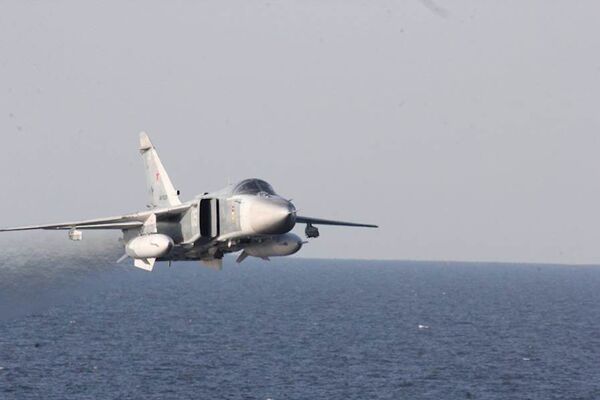 Су-24 пролетает рядом эсминцем USS Donald Cook в Балтийском море Су-24 пролетает рядом эсминцем USS Donald Cook в Балтийском море