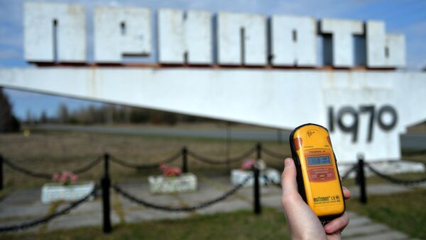 Замер радиационного фона в эвакуированном после аварии на ЧАЭС городе Припять в Чернобыльской Зоне Отчуждения Замер радиационного фона в эвакуированном после аварии на ЧАЭС городе Припять в Чернобыльской Зоне Отчуждения