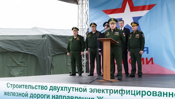 Представители Минобороны дали старт укладке рельсо-шпальной решетки на первом километре нового железнодорожного пути на участке Журавка-Миллерово. Представители Минобороны дали старт укладке рельсо-шпальной решетки на первом километре нового железнодорожного пути на участке Журавка-Миллерово.