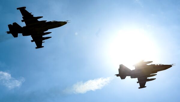 Штурмовики Су-25 во время совместной тренировки групп парадного строя авиации к Параду Победы на военном аэродроме Кубинка в Московской области. Архивное фото Штурмовики Су-25 во время совместной тренировки групп парадного строя авиации к Параду Победы на военном аэродроме Кубинка в Московской области. Архивное фото