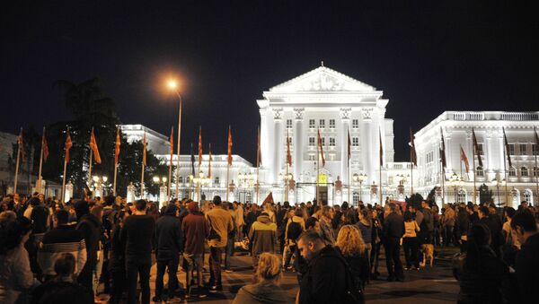 Участники митингов оппозиции перед зданием правительства Македонии в Скопье. Архивное фото Участники митингов оппозиции перед зданием правительства Македонии в Скопье. Архивное фото