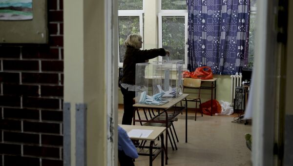 Женщина голосует на парламентских выборах в Сербии, 24 апреля 2016 Женщина голосует на парламентских выборах в Сербии, 24 апреля 2016