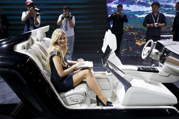 Модель демонстрирует салон автомобиля Volvo S90. Пекинский автосалон, апрель 2016 Модель демонстрирует салон автомобиля Volvo S90. Пекинский автосалон, апрель 2016
