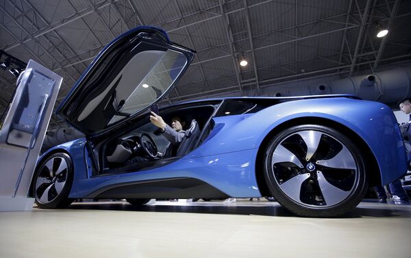 Посетитель выставки делает селфи в салоне автомобиля BMW i8. Пекинский автосалон, апрель 2016 Посетитель выставки делает селфи в салоне автомобиля BMW i8. Пекинский автосалон, апрель 2016