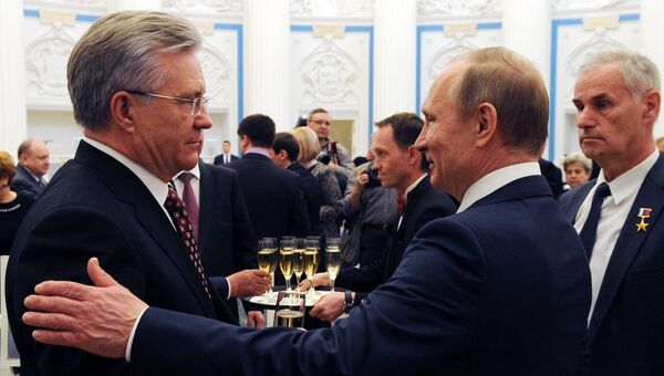 Президент РФ В. Путин вручил медали Герой Труда Российской Федерации Президент РФ В. Путин вручил медали Герой Труда Российской Федерации