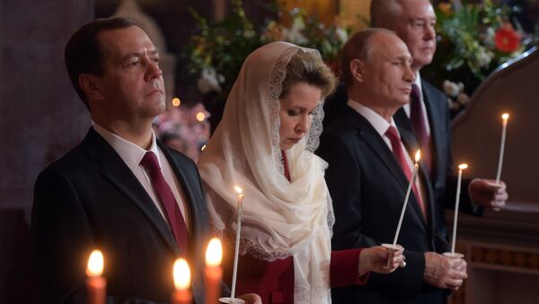 Президент РФ В. Путин и премьер-министр РФ Д. Медведев на пасхальном богослужении. Архивное фото Президент РФ В. Путин и премьер-министр РФ Д. Медведев на пасхальном богослужении. Архивное фото