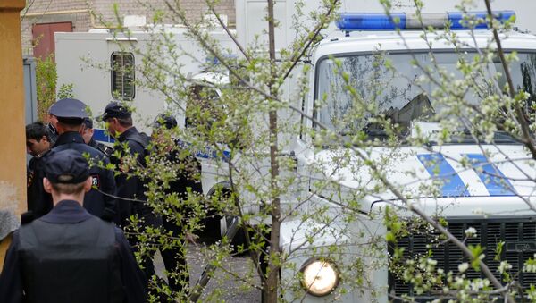 Доставка сотрудниками полиции задержанных по подозрению в совершении убийства Андрея Гошта и его семьи в Сызранский районный суд Самарской области. Архив Доставка сотрудниками полиции задержанных по подозрению в совершении убийства Андрея Гошта и его семьи в Сызранский районный суд Самарской области. Архив