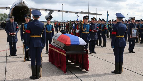 Церемония прощания с офицером спецназа, героем России Александром Прохоренко на аэродроме Чкаловский Церемония прощания с офицером спецназа, героем России Александром Прохоренко на аэродроме Чкаловский