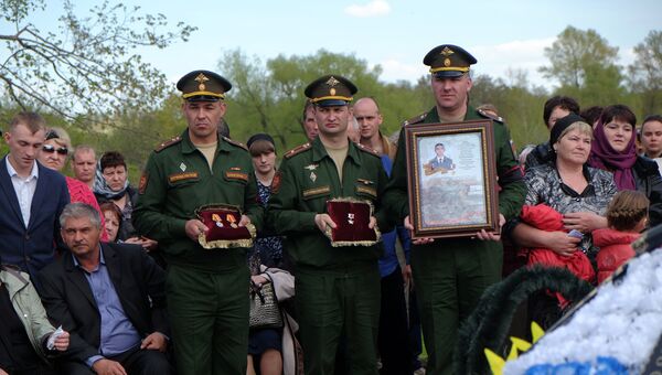 Похороны Героя РФ А. Прохоренко, погибшего в Сирии. Архивное фото. Похороны Героя РФ А. Прохоренко, погибшего в Сирии. Архивное фото.
