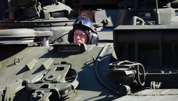 Военнослужащий во время военного парада на Красной площади в честь 71-й годовщины Победы в Великой Отечественной войне 1941-1945 годов Военнослужащий во время военного парада на Красной площади в честь 71-й годовщины Победы в Великой Отечественной войне 1941-1945 годов