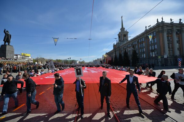 Участники акции Бессмертный полк во время шествия по улицам Екатеринбурга Участники акции Бессмертный полк во время шествия по улицам Екатеринбурга