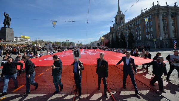 Участники акции Бессмертный полк во время шествия по улицам Екатеринбурга Участники акции Бессмертный полк во время шествия по улицам Екатеринбурга