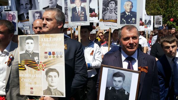 Аксенов и Константинов участвуют в акции Бессмертный полк в Феодосии Аксенов и Константинов участвуют в акции Бессмертный полк в Феодосии