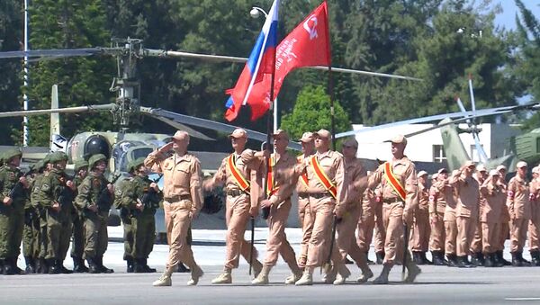 Парад в День Победы и праздничный концерт на авиабазе ВКС РФ в Сирии Парад в День Победы и праздничный концерт на авиабазе ВКС РФ в Сирии