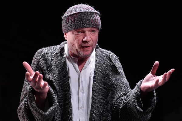 Андрей Смоляков в роли судьи во время прогона спектакля В ожидании варваров по роману Джона Максвелла Кутзее Андрей Смоляков в роли судьи во время прогона спектакля В ожидании варваров по роману Джона Максвелла Кутзее